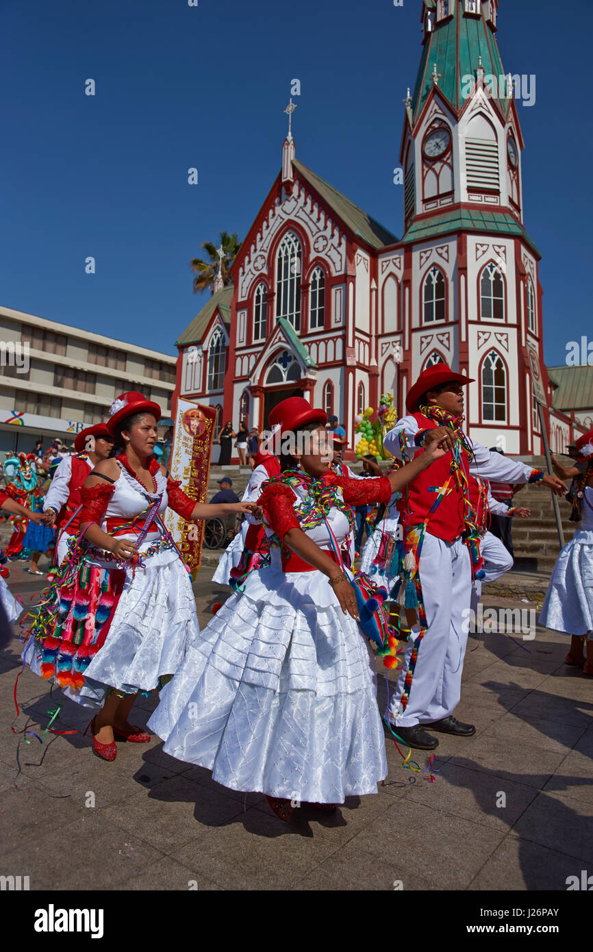 Mitglieder von einem Pueblo tanzen Gruppe in prunkvollen Kostümen, die Durchführung auf dem jährlichen Carnaval Andino Con la Fuerza del Sol in Arica, Chile. Stockfoto