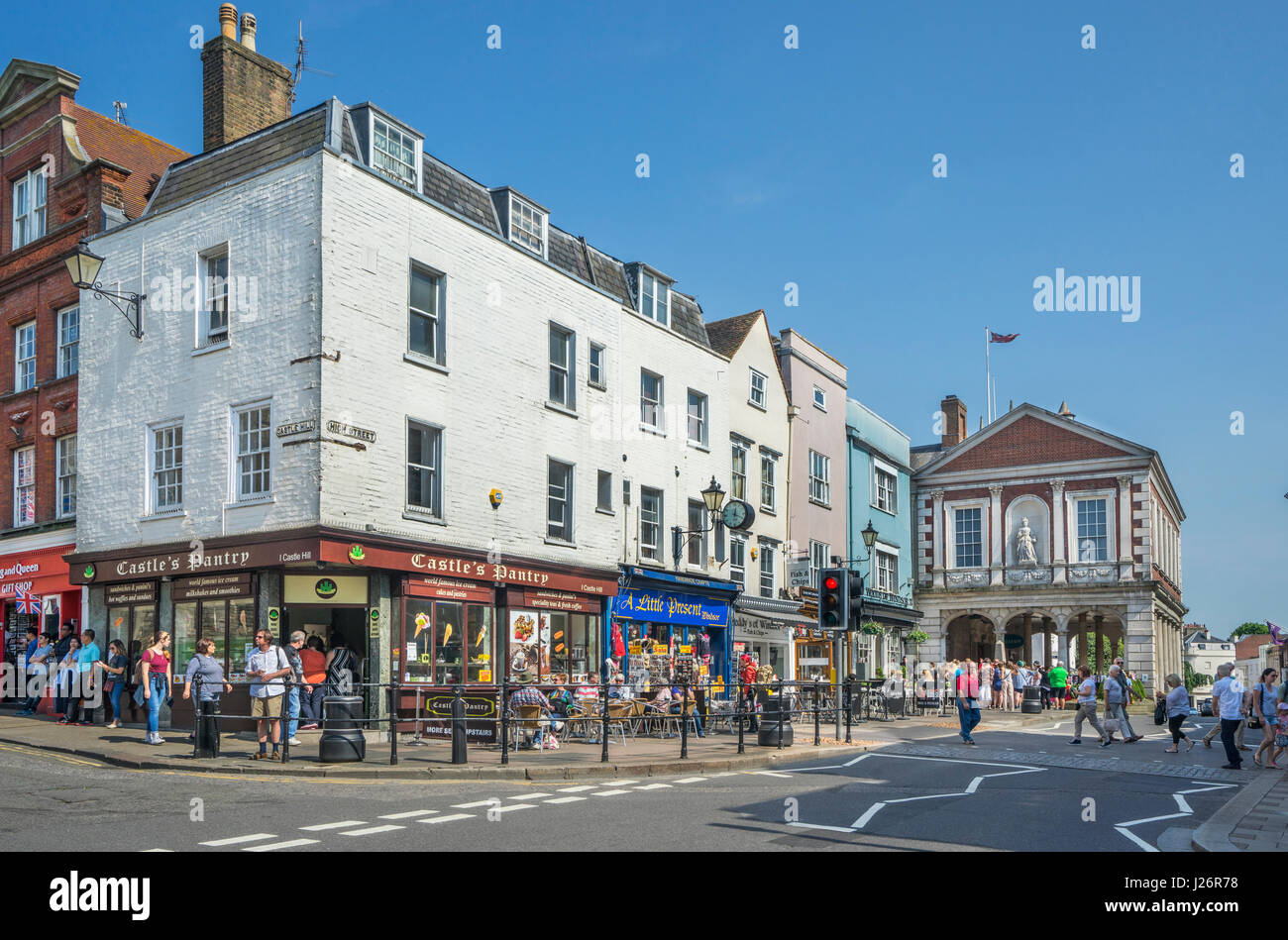 Windsor, Berkshire, Vereinigtes Königreich, England von der High Street und der Windsor Guildhall anzeigen Stockfoto