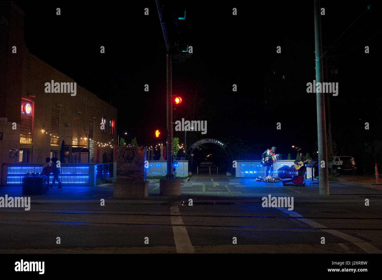 Blumen, Notizen und Halsketten schmücken die Statue des Rock and Roll Hall of Fame-Musikers Chuck Berry nach seinem Tod 2017. Stockfoto