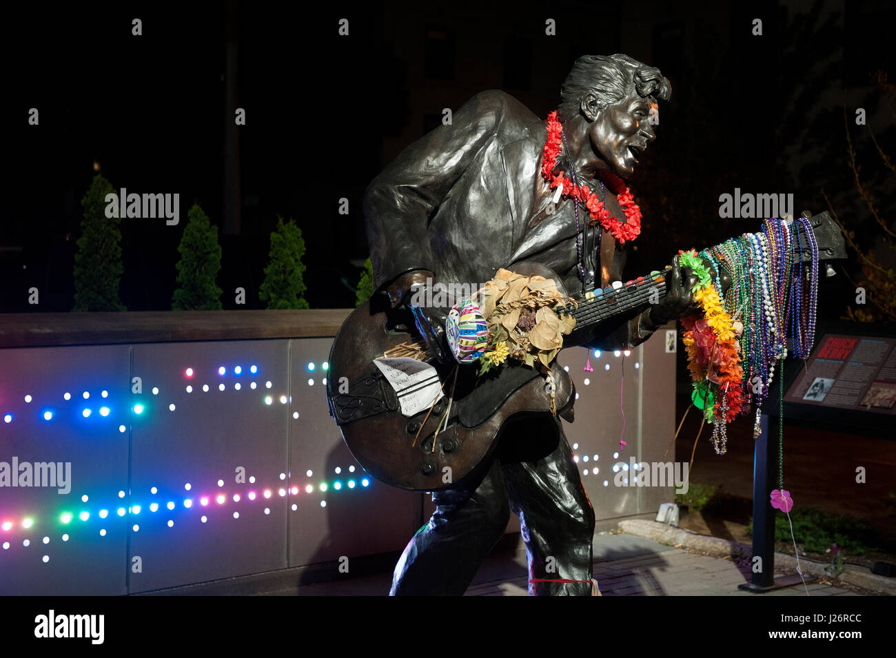 Blumen, Notizen und Halsketten schmücken die Statue des Rock and Roll Hall of Fame-Musikers Chuck Berry nach seinem Tod 2017. Stockfoto