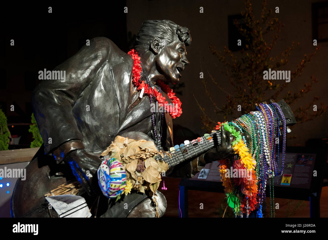 Blumen, Notizen und Halsketten schmücken die Statue des Rock and Roll Hall of Fame-Musikers Chuck Berry nach seinem Tod 2017. Stockfoto