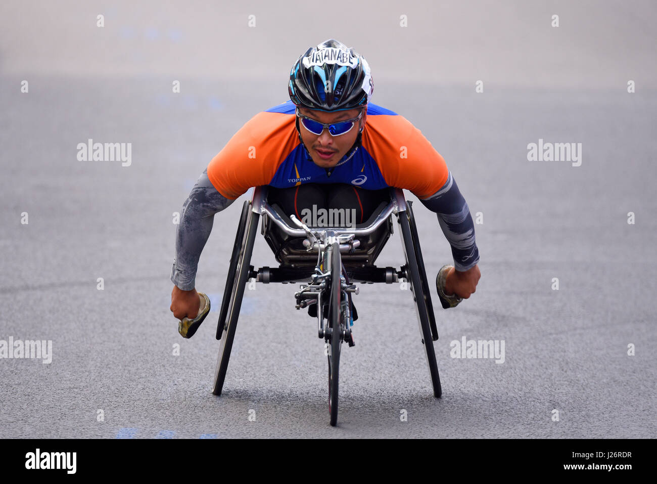 Sho Watanabe fuhr 2017 beim Virgin London Marathon nach der Überquerung der Tower Bridge und entlang des Tower of London, UK Stockfoto