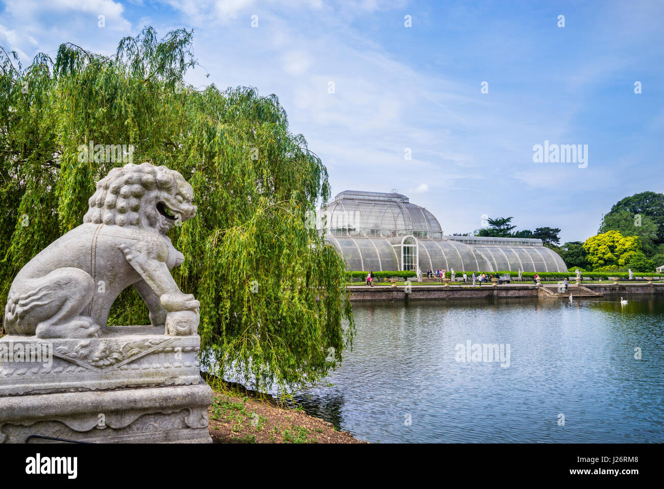 Großbritannien, England, Kew Gardens in London Borough of Richmond nach Themse, See und Palmenhaus Stockfoto