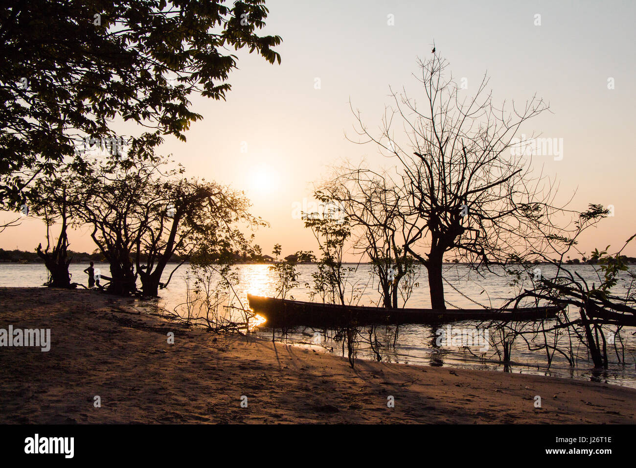 Lokalen Fischerboot Abschleppen Kanus, vom Sonnenuntergang in den Amazonas, Brasilien. Stockfoto