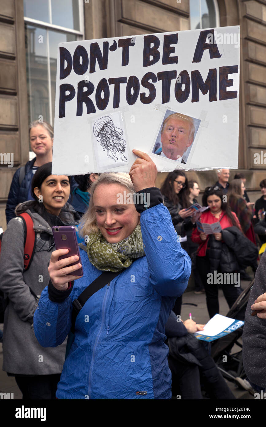Teilnehmer am Marsch für Science Rallye statt in Edinburgh am 22. April 2017 als Teil der weltweiten Protest gegen Kürzungen der Finanzierung der Wissenschaft. Stockfoto