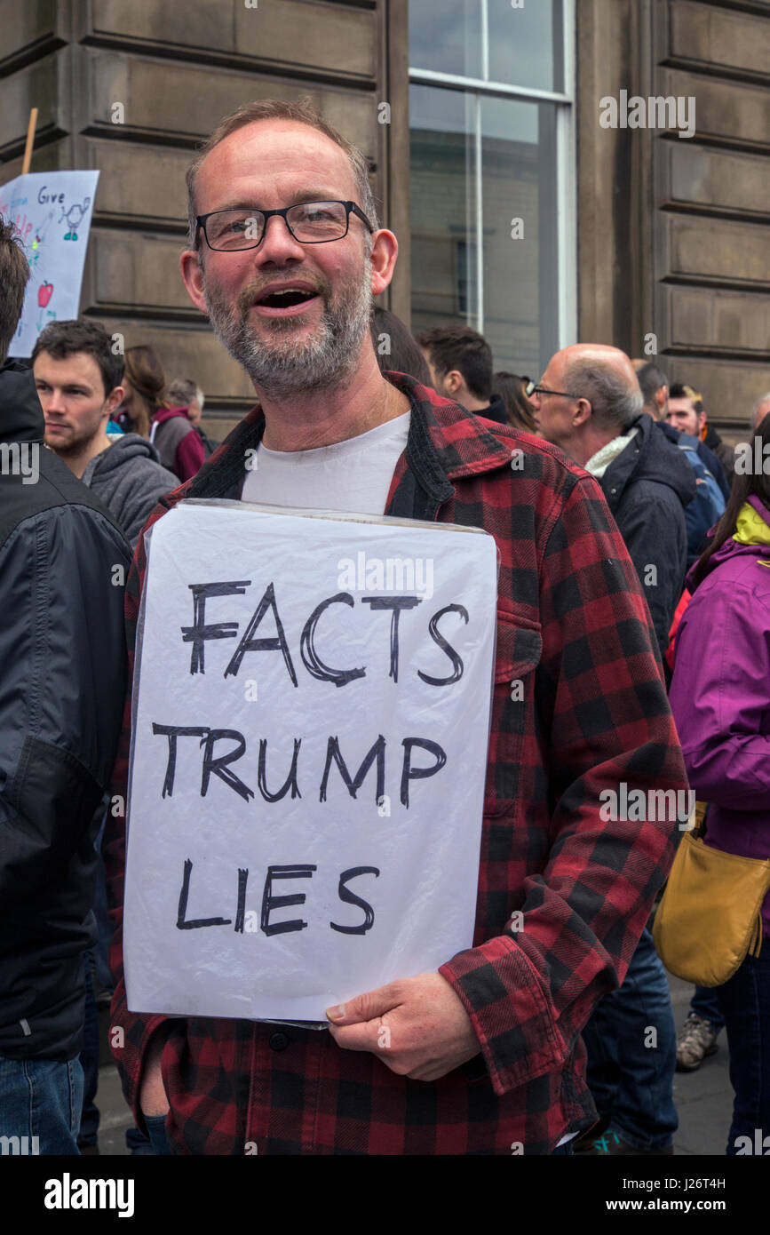 Teilnehmer am Marsch für Science Rallye statt in Edinburgh am 22. April 2017 als Teil der weltweiten Protest gegen Kürzungen der Finanzierung der Wissenschaft. Stockfoto