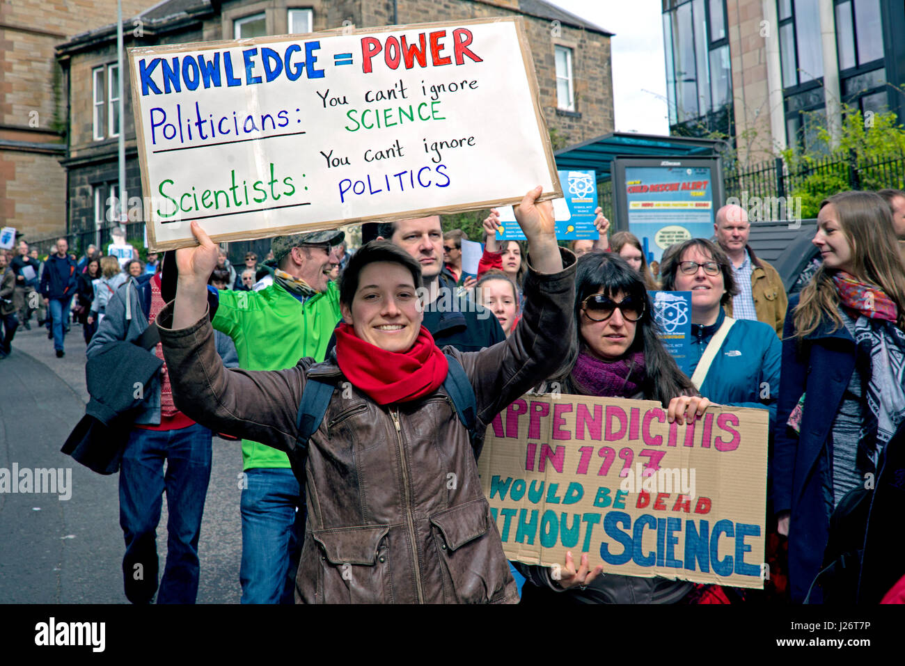 Teilnehmer am Marsch für Science Rallye statt in Edinburgh am 22. April 2017 als Teil der weltweiten Protest gegen Kürzungen der Finanzierung der Wissenschaft. Stockfoto