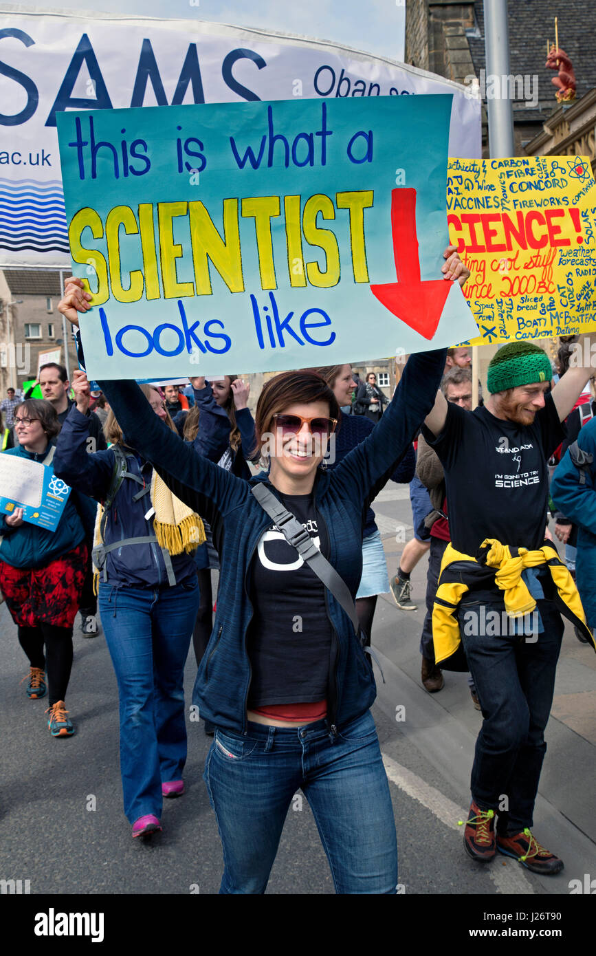 Teilnehmer am Marsch für Science Rallye statt in Edinburgh am 22. April 2017 als Teil der weltweiten Protest gegen Kürzungen der Finanzierung der Wissenschaft. Stockfoto