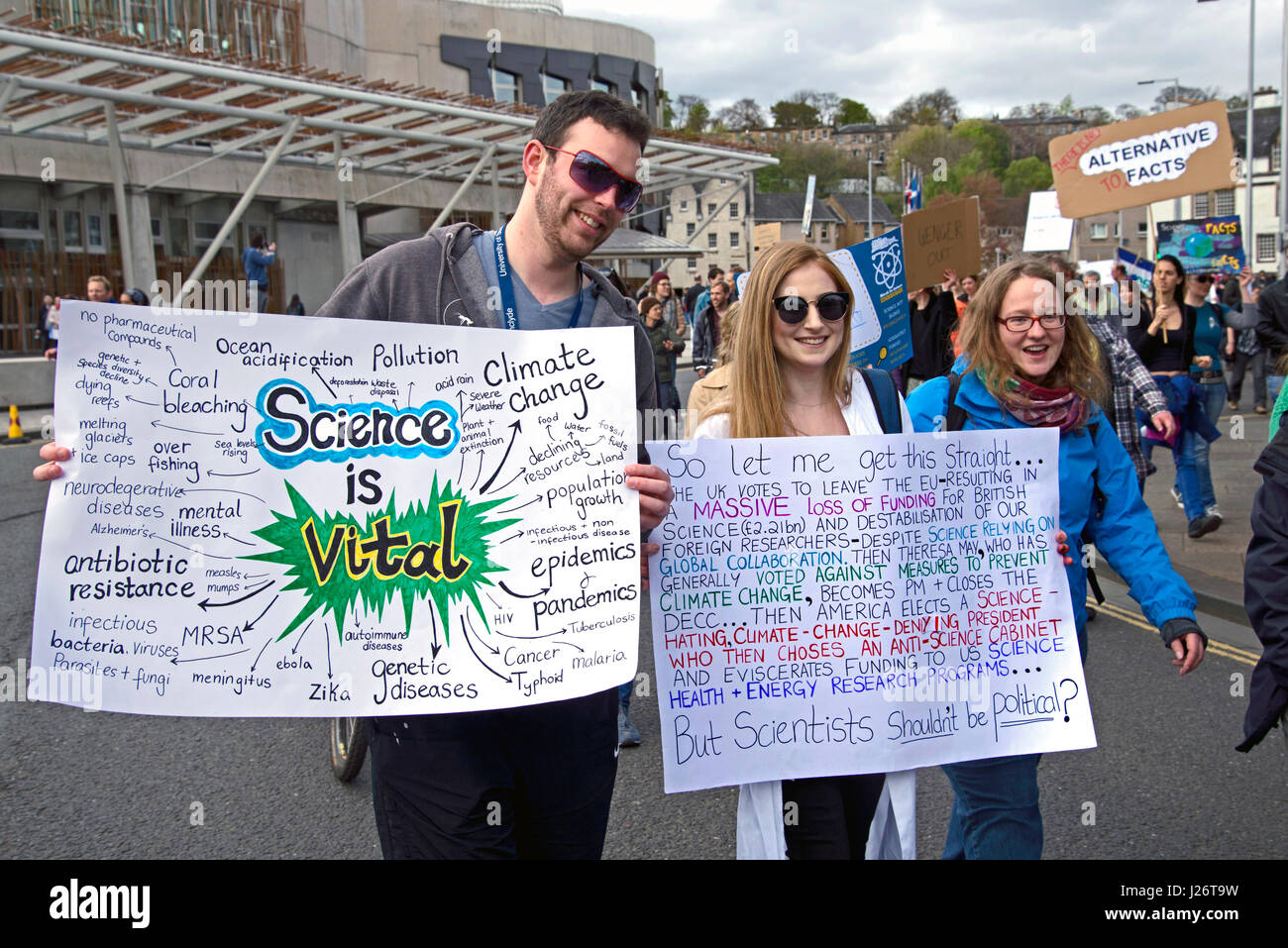 Teilnehmer am Marsch für Science Rallye statt in Edinburgh am 22. April 2017 als Teil der weltweiten Protest gegen Kürzungen der Finanzierung der Wissenschaft. Stockfoto