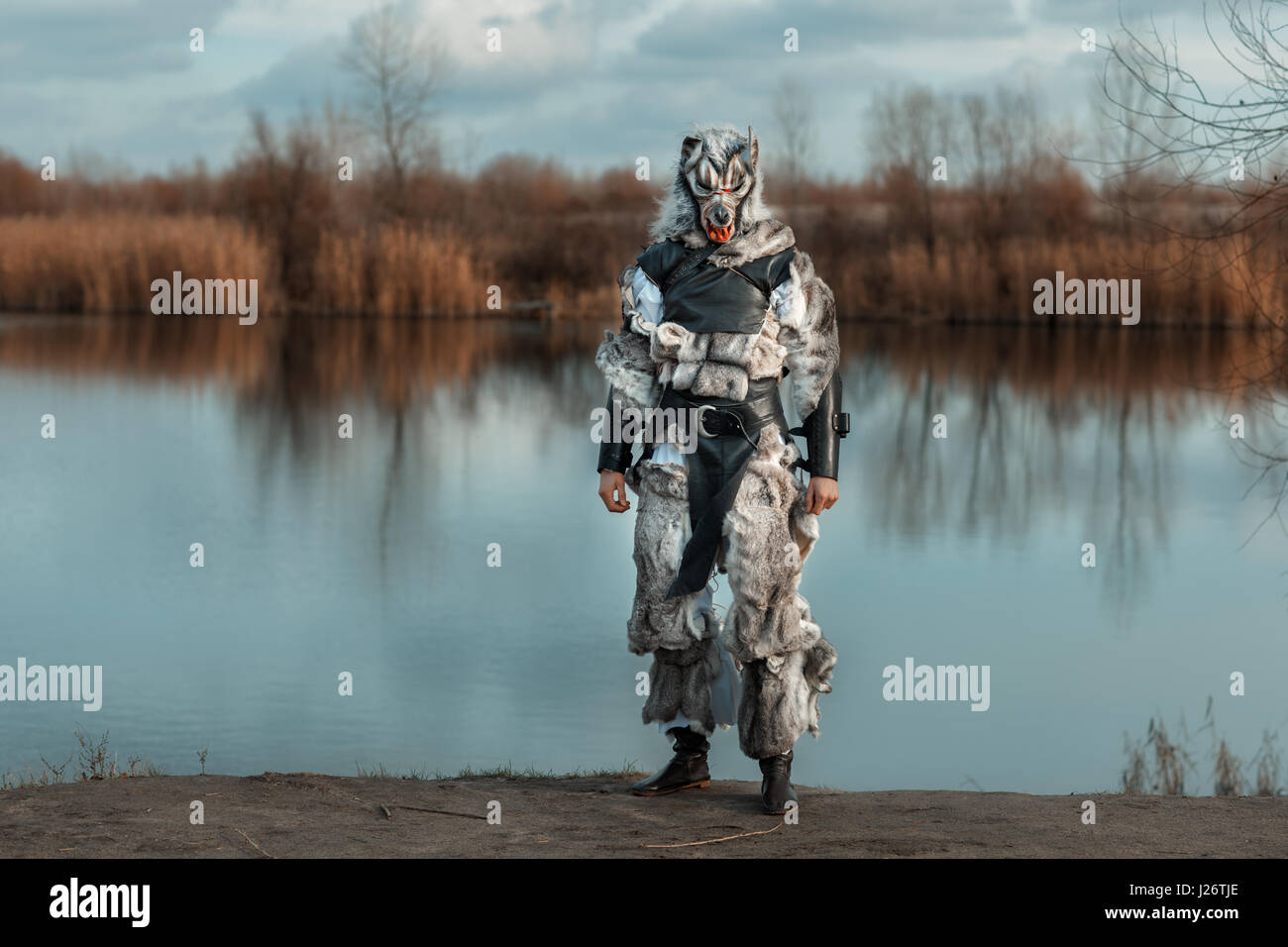 Mann Wolf Werwolf, steht auf dem Hintergrund des Sees. Stockfoto