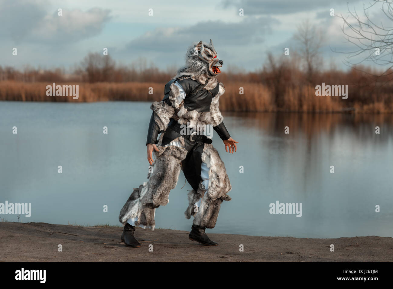 Mann Wolf Werwolf, läuft in der Nähe des Sees. Stockfoto