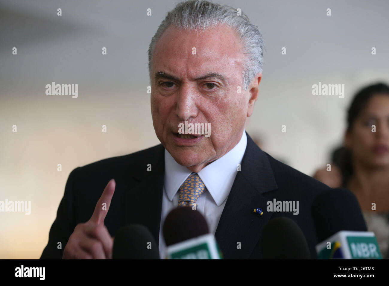 Interm brasilianische Präsident Michel Temer während einer Pressekonferenz im Planalto Palace 20. April 2017 in Brasilia, Brasilien. Temel ist eine ehemalige Bau Exekutive in einem Deal, ein $ 40 Millionen Schmiergeld zu seiner politischen Partei Trichter beschuldigt worden. Stockfoto