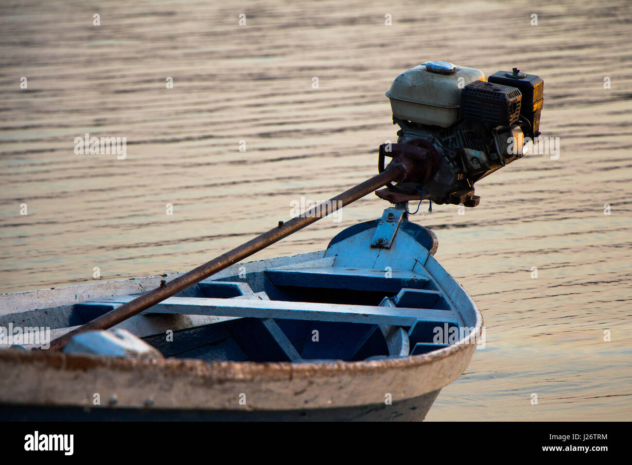 Holzaußenbordboot -Fotos und -Bildmaterial in hoher Auflösung – Alamy