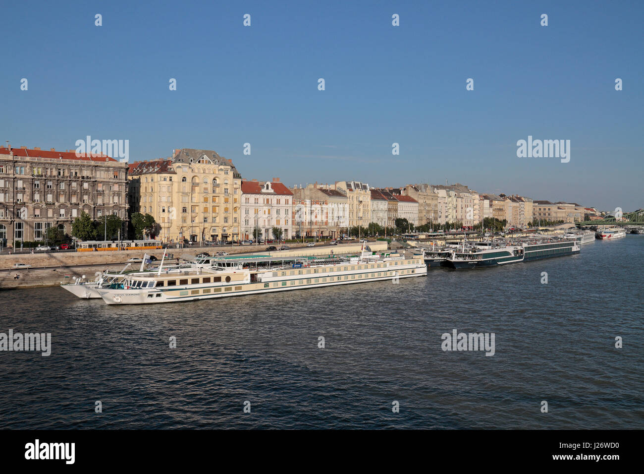 Flusskreuzfahrt Boote vertäut an der Donau in Budapest, Ungarn. Stockfoto