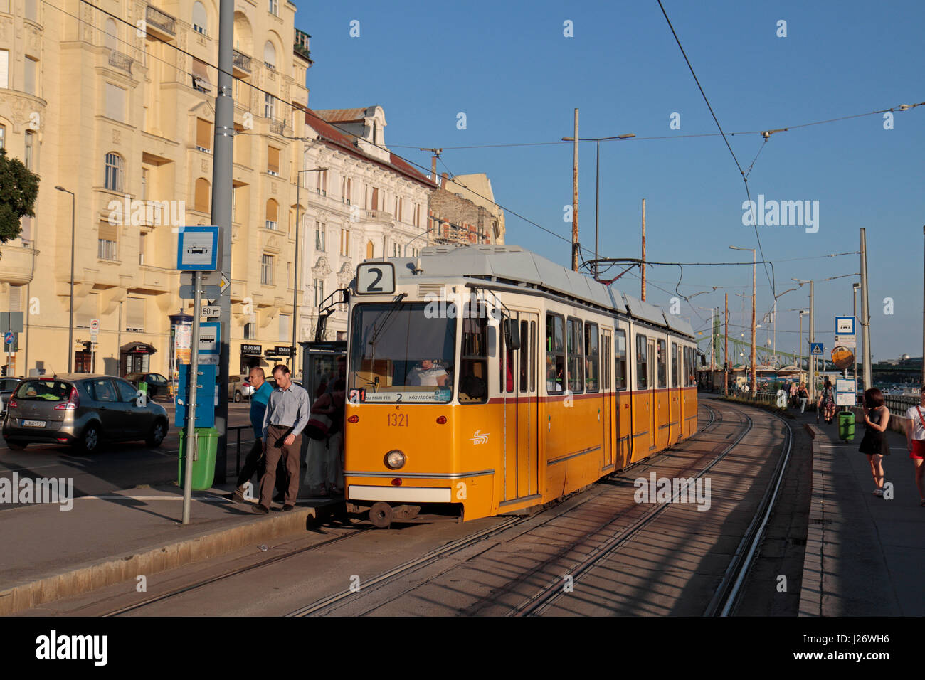 Nr. 2 elektrische Straßenbahn in Budapest, Ungarn. Stockfoto