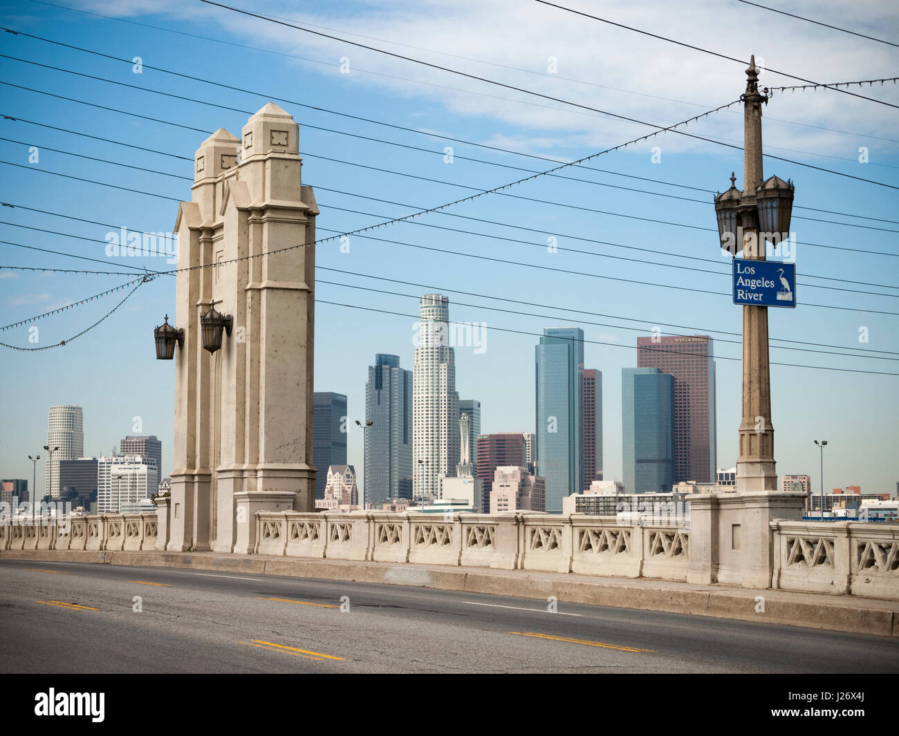 2nd Street Bridge mit Skyline von Los Angeles Stockfoto