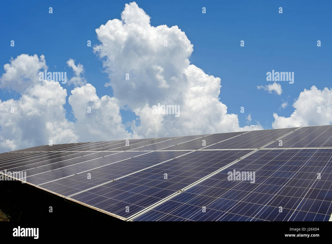 Solar-Panel, alternative Fotovoltaik mit schönen Himmelshintergrund Stockfoto