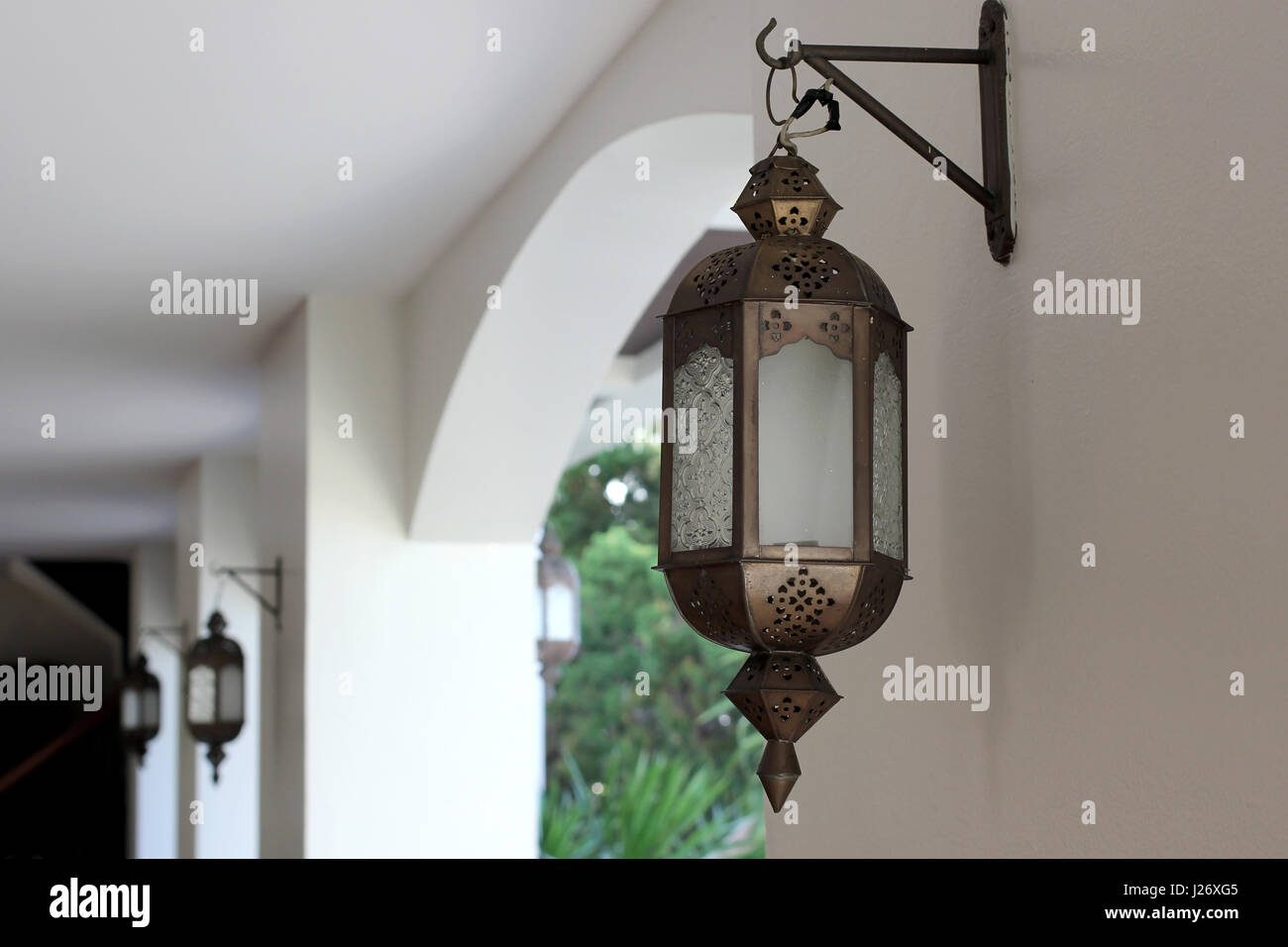 traditionelle arabische marokkanische Lampe an der Wand hängen Stockfoto