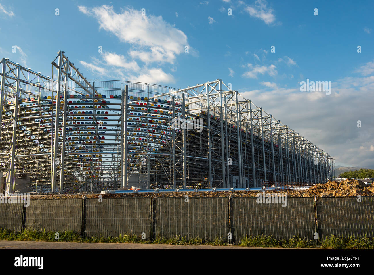 Frosinone, Italien 23. April 2017: Außenansicht des Fußballstadion im Bau mit Stahlkonstruktion, Tribüne und bunte Sitze am blauen Himmel Stockfoto