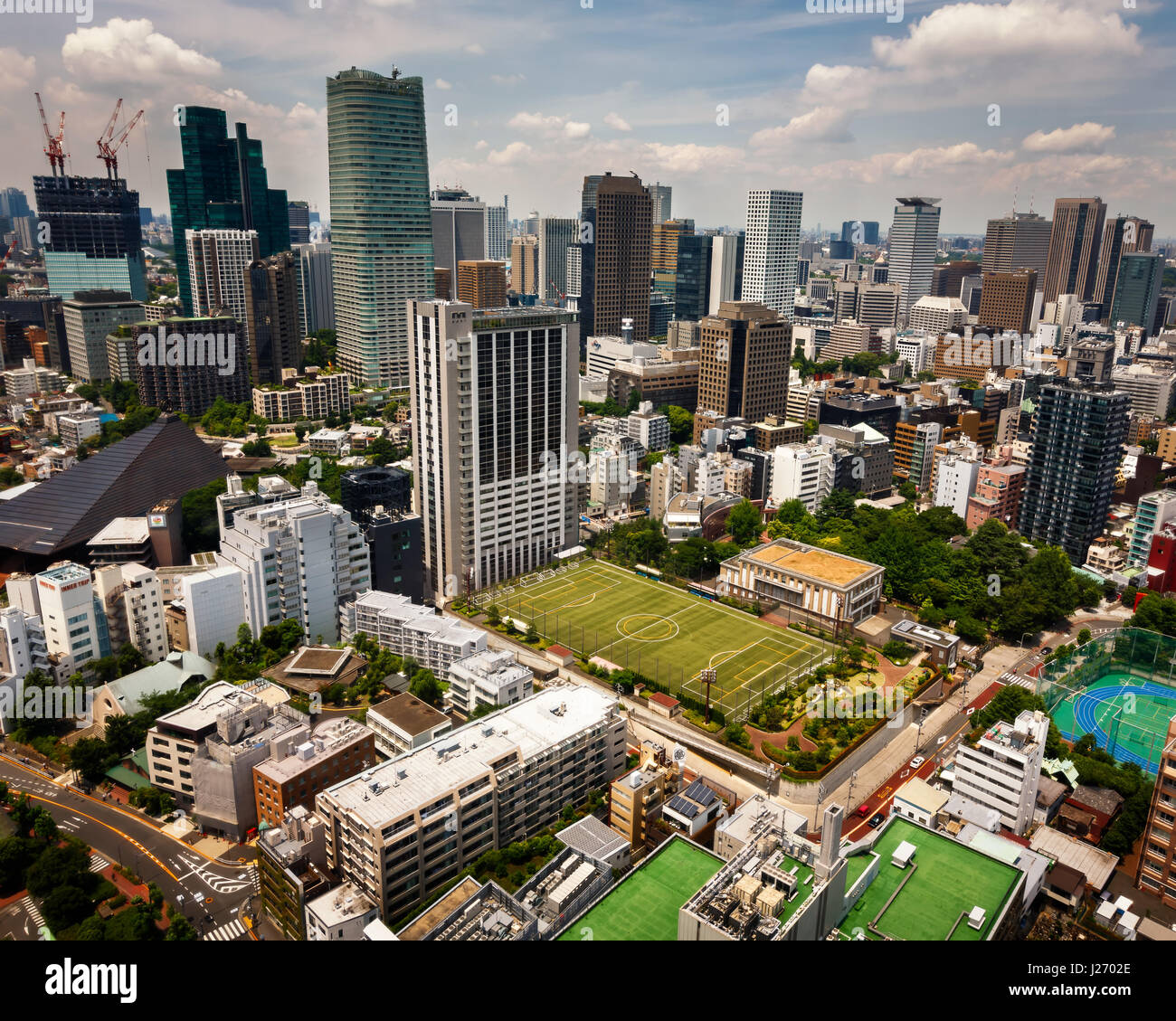 TOKYO, JAPAN - Juni 10: Blick auf moderne Wolkenkratzer im Stadtteil Roppongi in Minato, Tokio am 10. Juni 2015. Dieses Viertel ist bekannt als die Stadt m Stockfoto