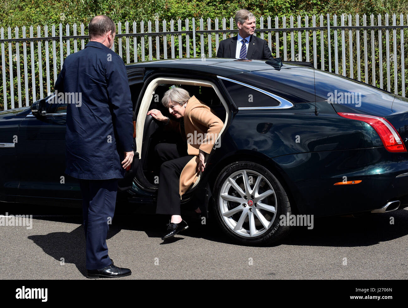 Premierminister Theresa Mai kommt um zu Besuch in einem Stahlwerk in Newport, Wales. Stockfoto