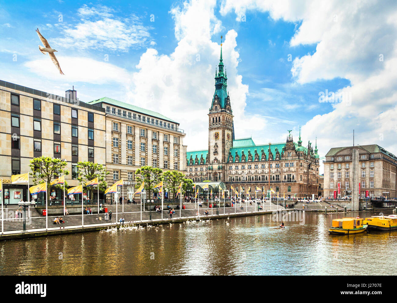 Schöne Aussicht auf die Hamburger Innenstadt mit Rathaus und Alster Fluss, Deutschland Stockfoto