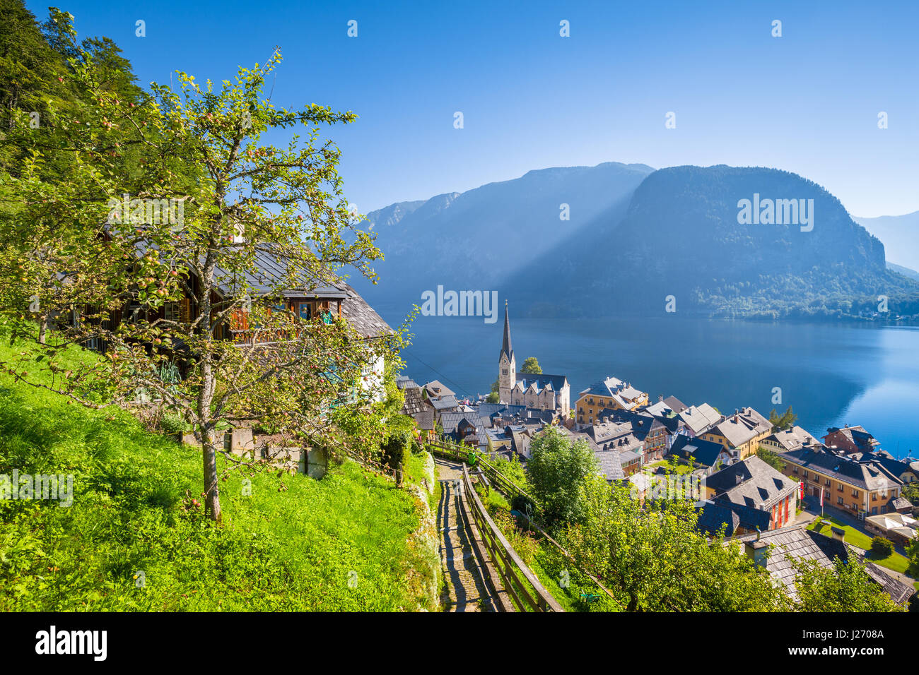 Klassische Postkartenblick auf berühmte Hallstätter See Stadt in den Alpen mit idyllische Weg führt bergauf an einem schönen sonnigen Tag im Sommer, Österreich Stockfoto