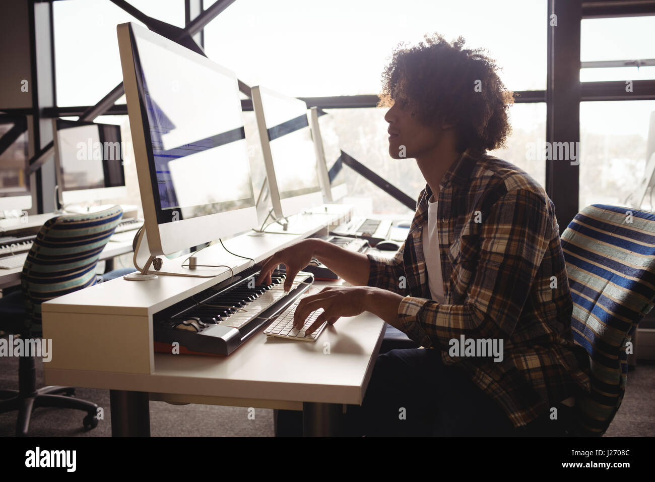 Toningenieur im Studio arbeiten Stockfoto