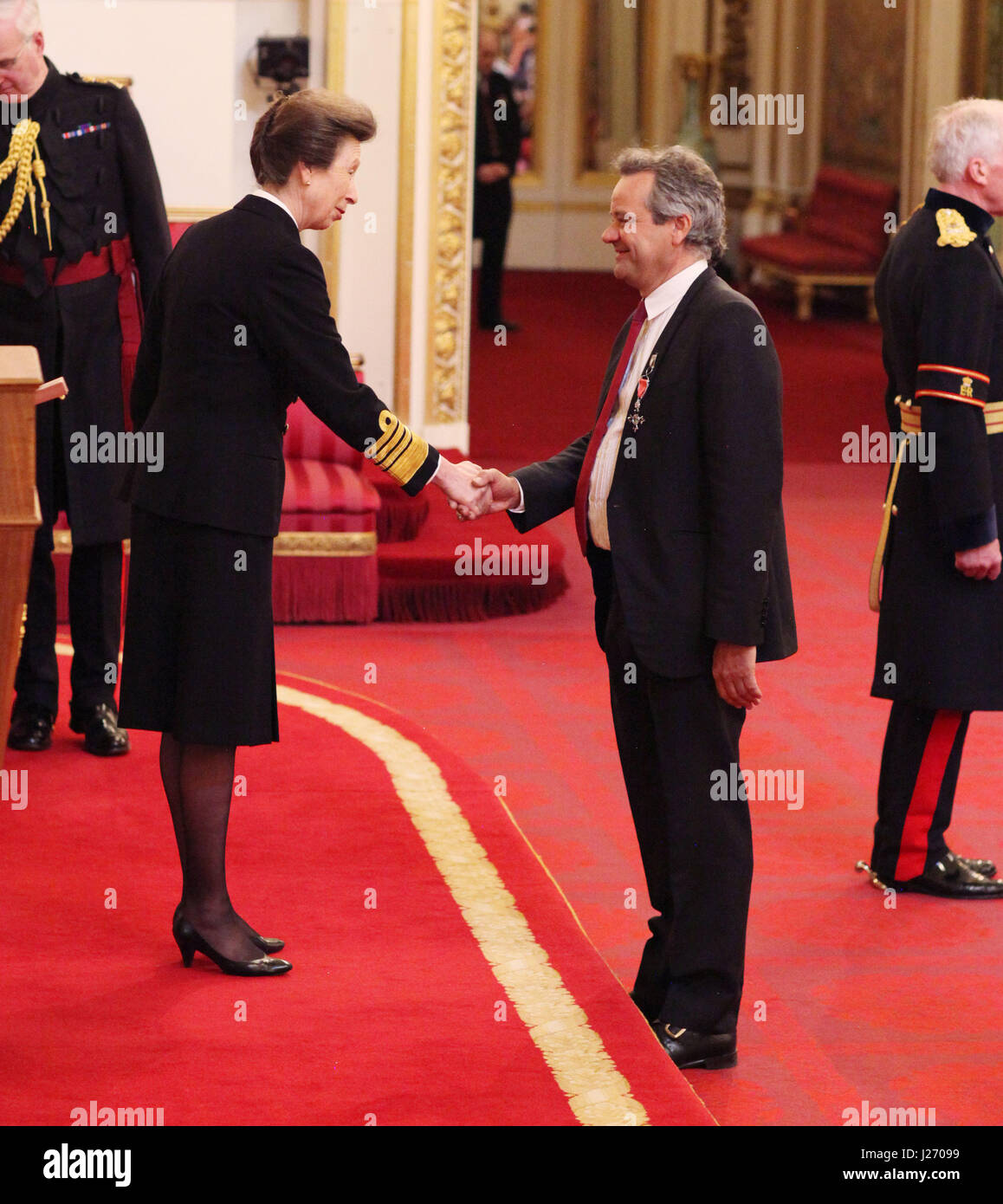 Herr Mark Hix aus London erfolgt durch die Princess Royal, im Rahmen einer Investitur Zeremonie am Buckingham Palace, London MBE (Member of the Order of the British Empire). Stockfoto