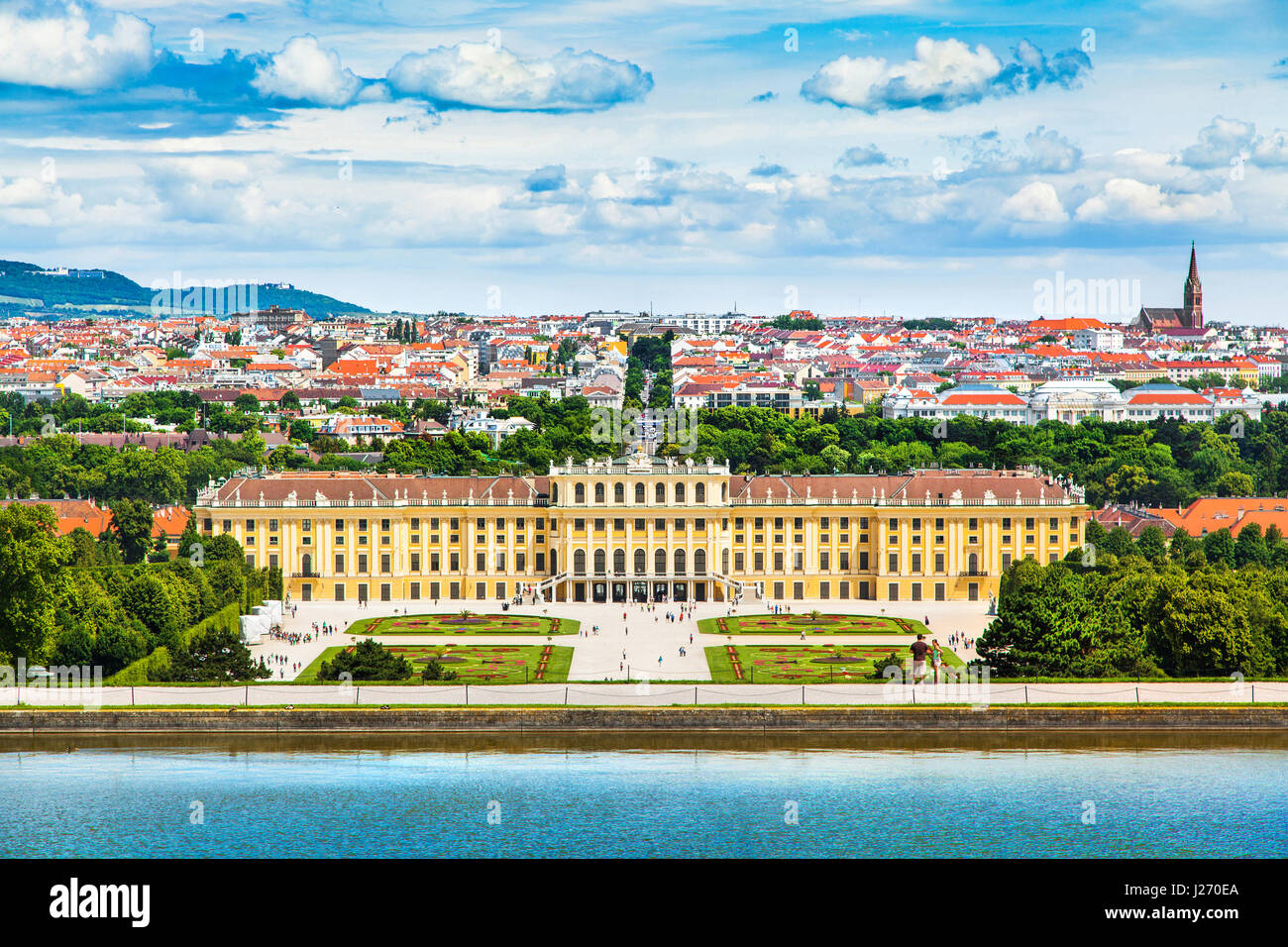 Schöne Aussicht auf den berühmten Schloss Schönbrunn mit großen Parterres Garten in Wien, Österreich Stockfoto