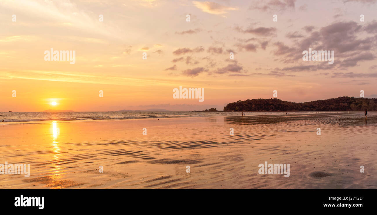 Sonnenuntergang am langen Strand, Panorama, Ao Yai, Koh Phayam, Thailand Stockfoto