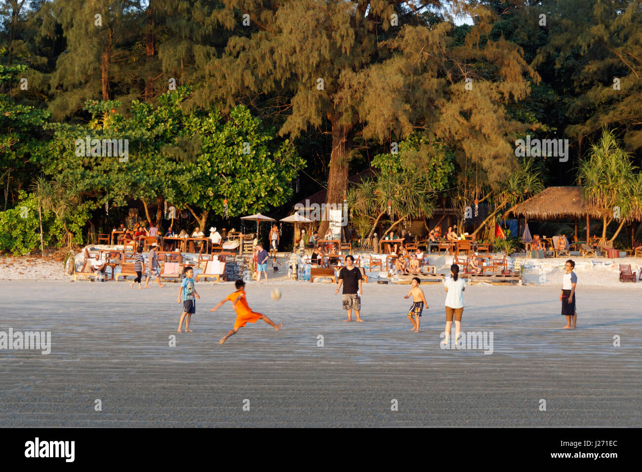 Kinder spielen Fußball vor j.j. Seafood Restaurant, Long Beach, Ao Yai, Sonnenuntergang, Koh Phayam, Thailand Stockfoto