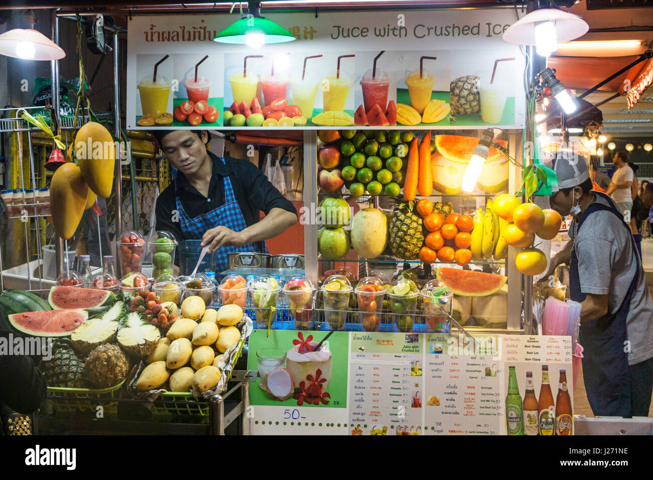 Street Food Market, Sukhumvit, Soi 38, Obst Stall Saft mit crushed Ice, Stockfoto