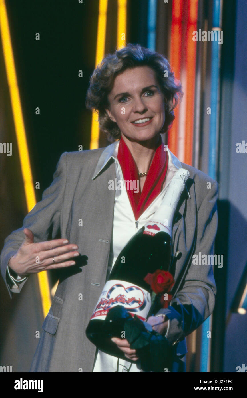 Die deutsche Moderatorin und Romania Hera Lind moderiert die Show "Herzblatt", Deutschland 1990er Jahre. Deutsche Moderatorin und Autorin Hera Lind in ihrer Show "Herzblatt", Deutschland 1990. Stockfoto