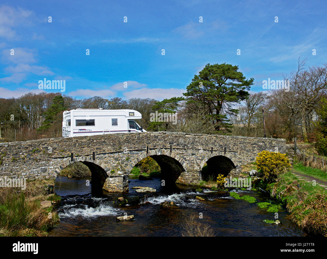 Reisemobil auf der Brücke über den Fluss East Dart bei Postbridge, Dartmoor, Devon, England Großbritannien Stockfoto