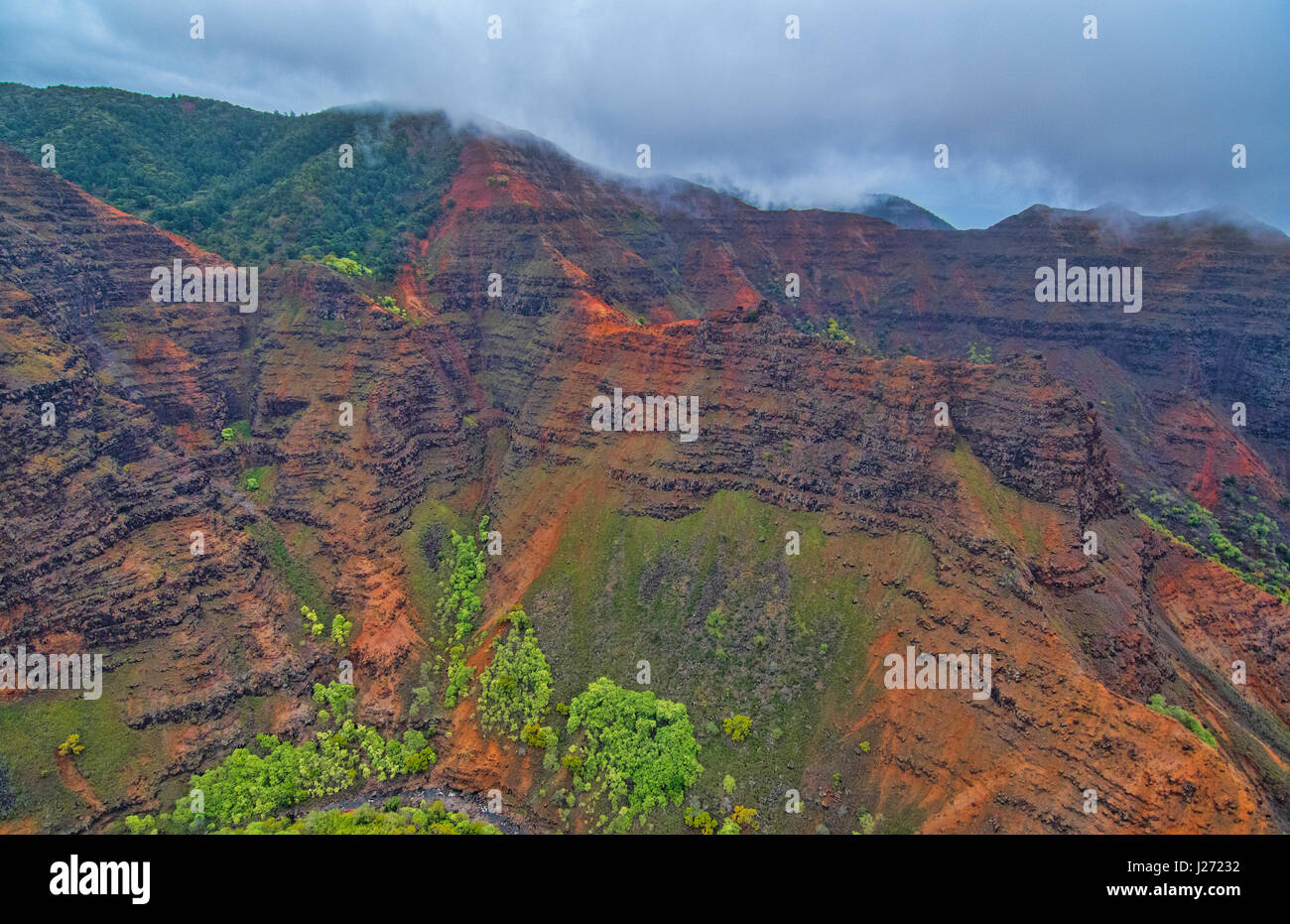 Kauai Hawaii Luftaufnahmen von Hubschrauber der atemberaubenden Na Pali Küste Schluchten Klippen Na Pali-Kona Forest Reserve Stockfoto