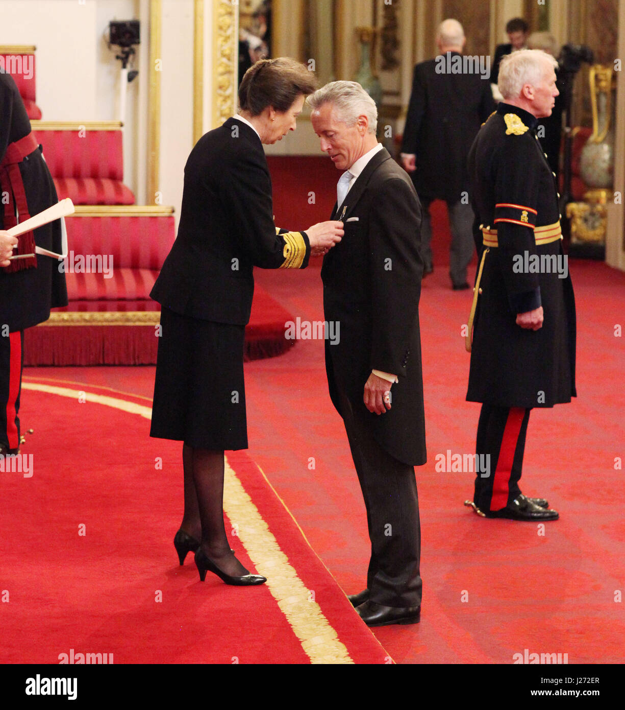 Herr Stephen Hill aus Jersey erfolgt durch die Princess Royal im Buckingham Palace OBE (Officer of the Order of the British Empire). Stockfoto