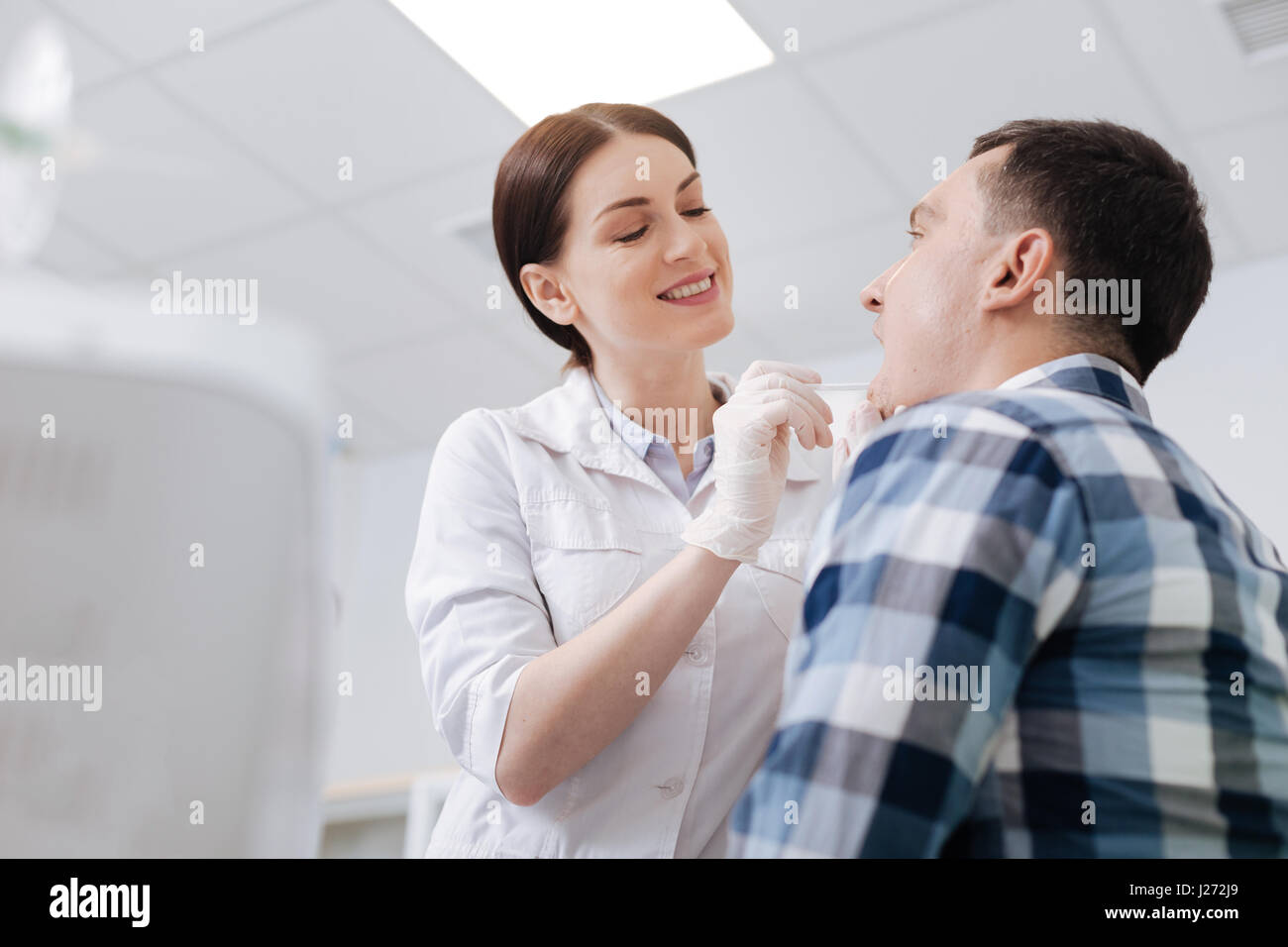Lachelnde Arzt Untersuchen Halsschmerzen Stockfoto Bild