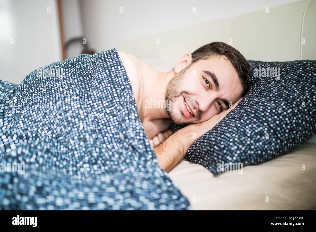 Junger Mann ist glücklich, Schlaf in seinem warmen Bett Stockfotografie -  Alamy