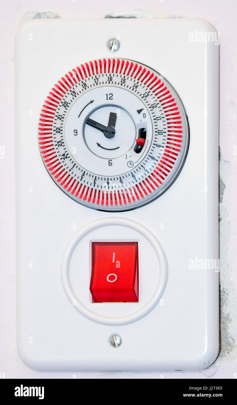 Warmwasser Boiler Schalter mit Timer und rote Kontroll-Leuchte an der Wand Stockfoto