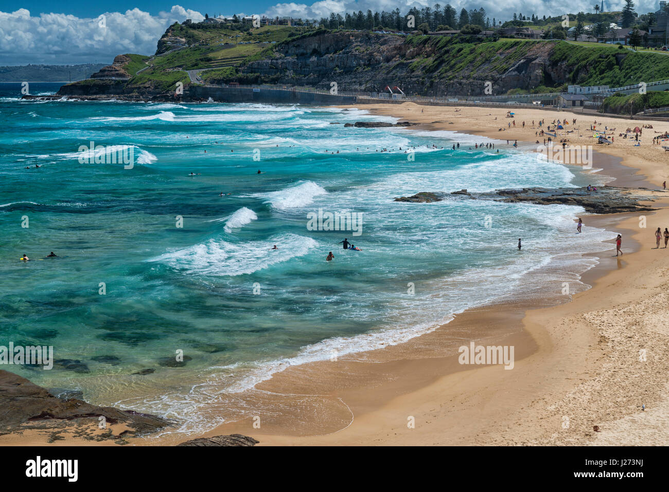 Ein Surfers Paradise als Wellen auf Newcastle, New South Wales, Australien. Stockfoto