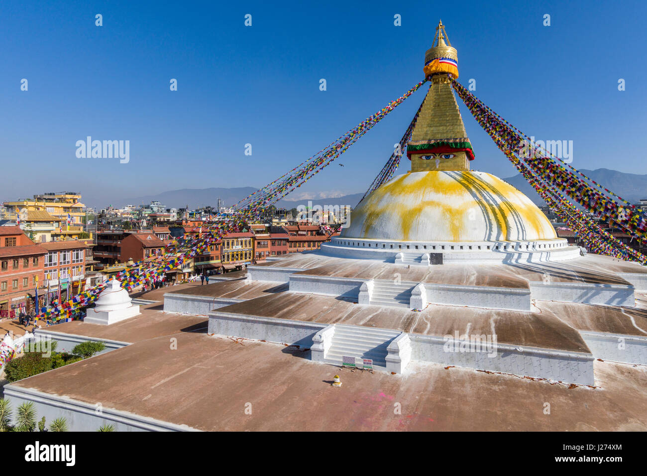 Die bouda Stupa ist das Zentrum der buddhistischen Spiritualität in der Stadt, das weiße Gebäude, die von bunten Gebetsfahnen tibetean eingerichtet ist Stockfoto