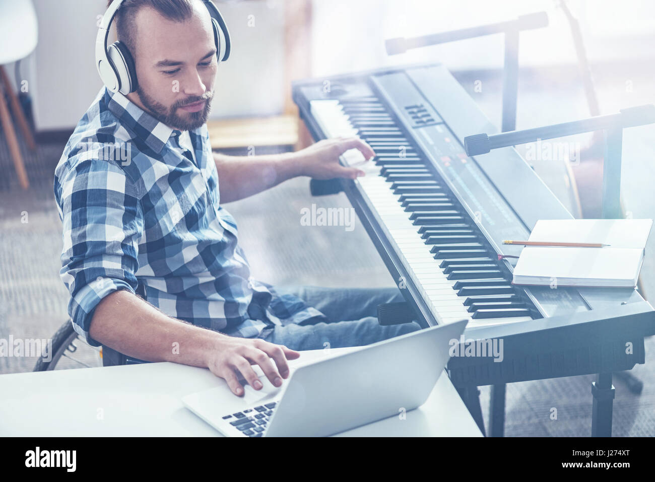 Professionelle behinderte Musiker musikalische Tastatur im studio Stockfoto