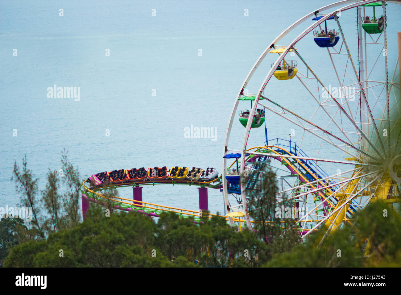 Riesenrad und der Drache Achterbahn im Ocean Park. Stockfoto