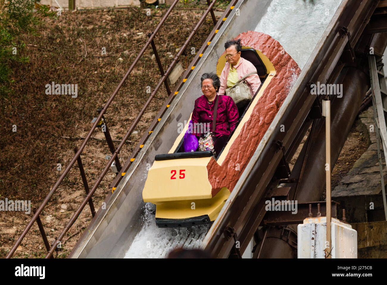HONG KONG, 5. April 2011 - zwei ältere Frauen auf Raging River Attraktion, Ocean Park Hong Kong. Stockfoto
