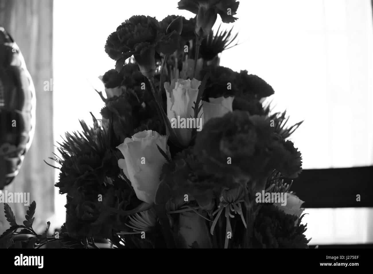 Schwarz und Weiß, ein Blumenarrangement. Stockfoto