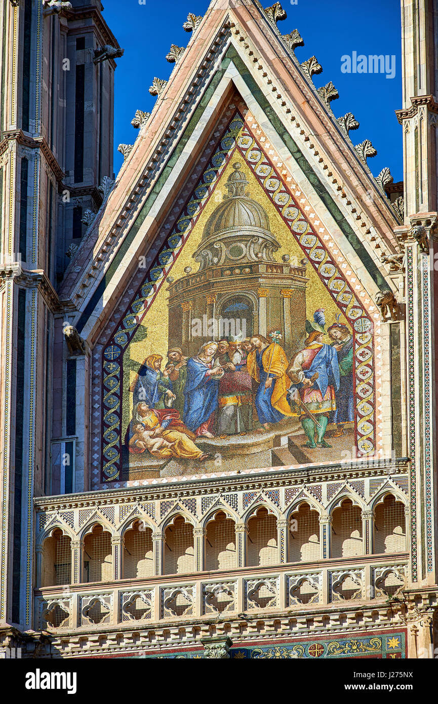 Nahaufnahme der Eingangstür mit Mosaiken zwischen 1350 und 1390 nach Entwürfen des Künstlers Cesare Nebbia auf the14th Jahrhundert gotische toskanischen Stil Fac erstellt Stockfoto