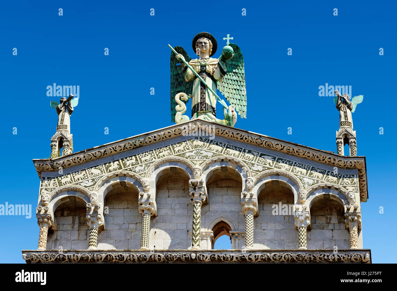 In der Nähe der Statue des Heiligen Michele des 13. Jahrhunderts romanischen Fassade des San Michele in Foro, Lucca, Italien Stockfoto
