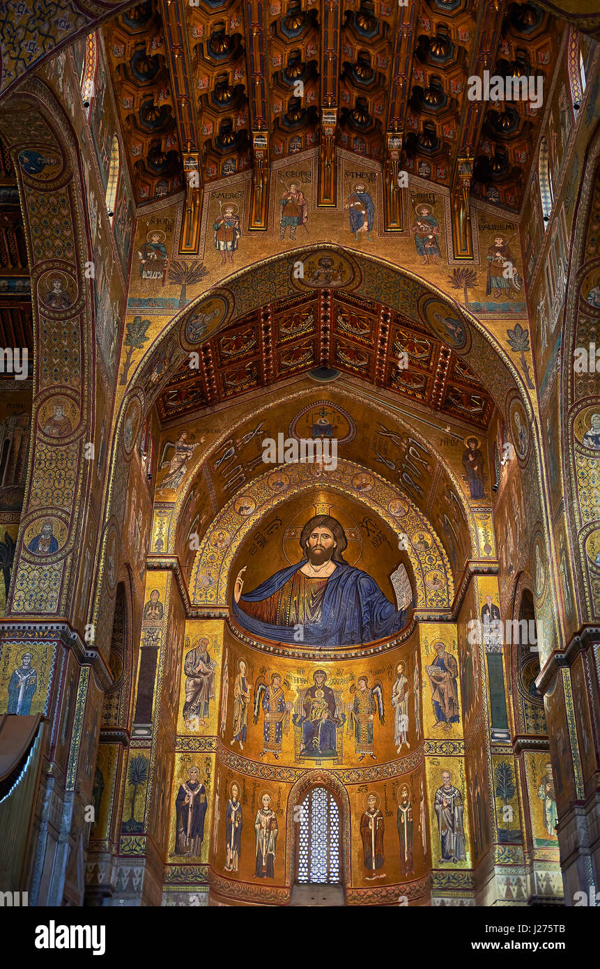 Christus Pantokrator-Mosaik der Norman-byzantinischen mittelalterlichen Kathedrale von Monreale, Provinz von Palermo, Sizilien, Italien. Stockfoto