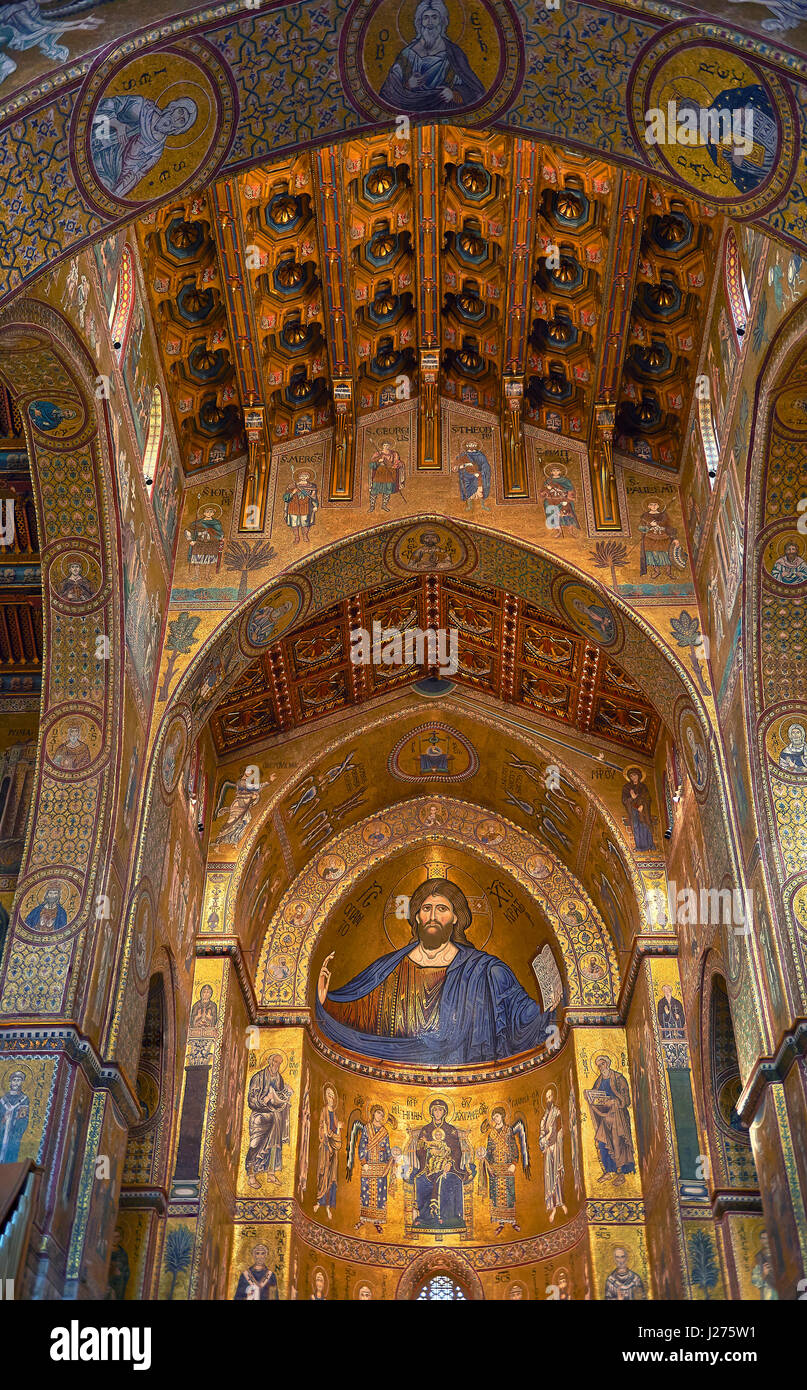 Christus Pantokrator-Mosaik der Norman-byzantinischen mittelalterlichen Kathedrale von Monreale, Provinz von Palermo, Sizilien, Italien. Stockfoto